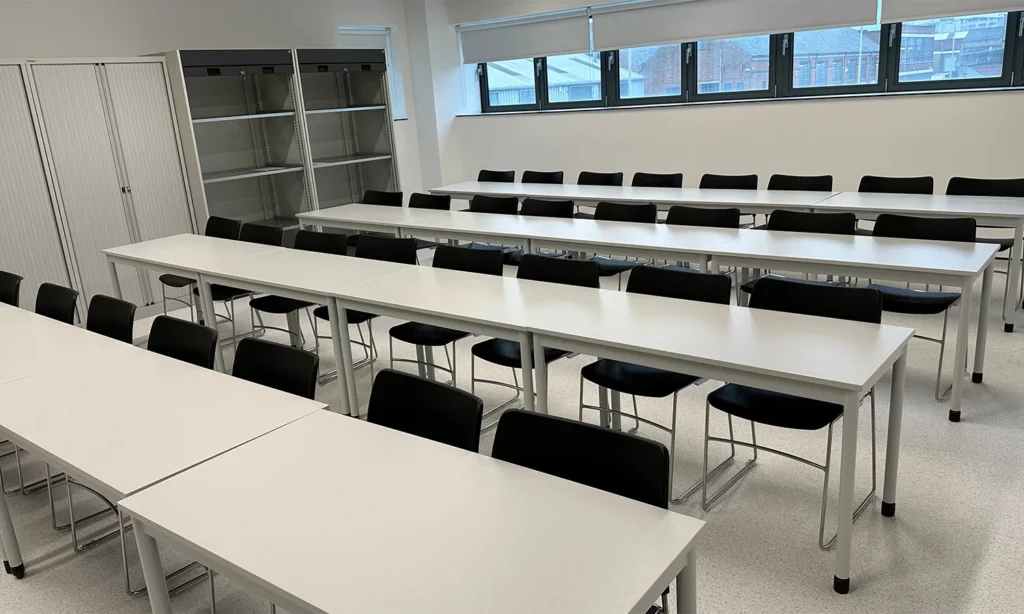 Hybrid mechanical engineering classroom combining theory and practical learning