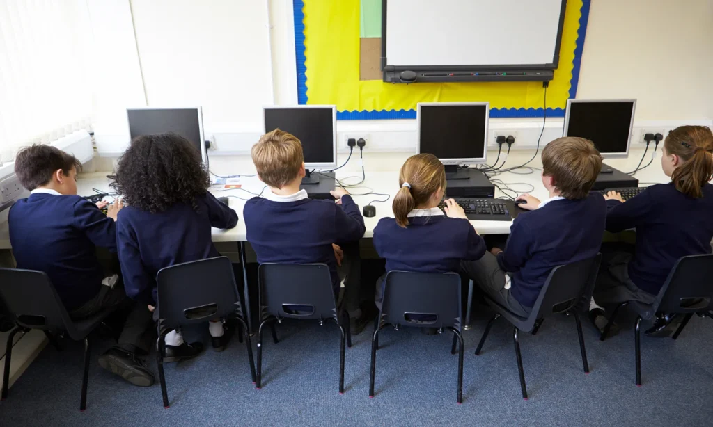 primary school pupils learning ICT